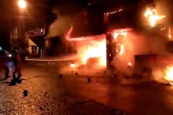 Kebakaran 2 Kios di Bekasi, Kerugian Capai Rp 1 Miliar - JPNN.COM