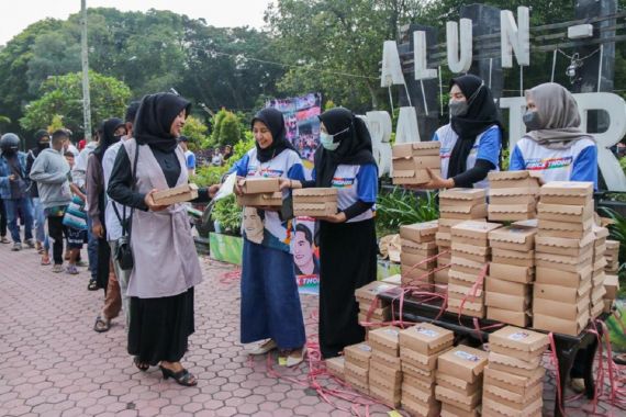 Menginspirasi, Konco Erick Thohir Bagikan Ratusan Paket Makanan di Bondowoso - JPNN.COM