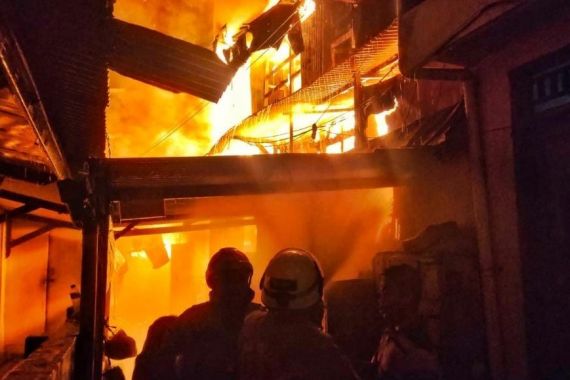 400 Bangunan Gosong Akibat Kebakaran di Pasar Gembrong - JPNN.COM