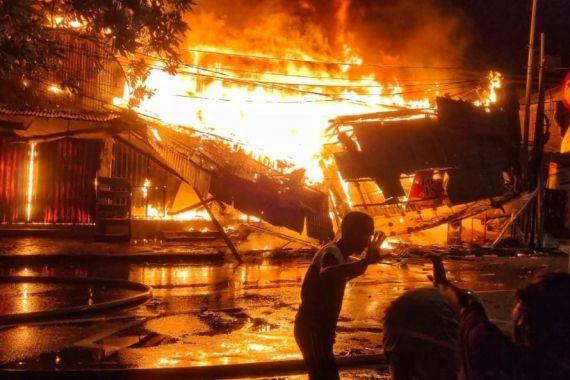 Kebakaran Pasar Gembrong: 400 Bangunan Ludes Terbakar, Kerugian Sebegini - JPNN.COM