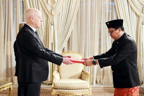 Serahkan Kredensial kepada Presiden Tunisia, Gus Mis: Kemajuan Indonesia Diapresiasi - JPNN.COM