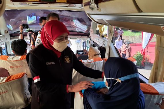 Khofifah Lepas Mudik Gratis Warga Jatim di Jakarta, Begini Pesannya - JPNN.COM