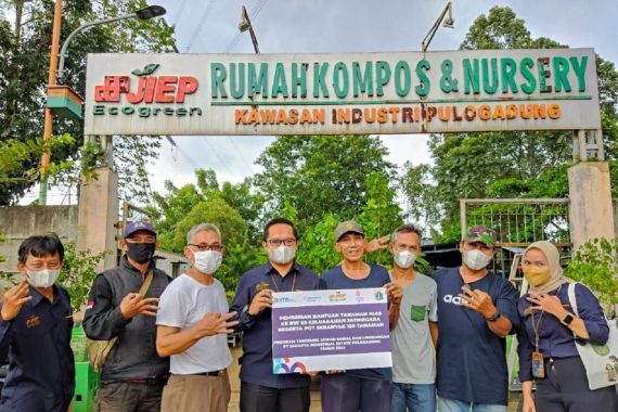 Pengelola Kawasan Industri Pulogadung Salurkan Ribuan Paket Sembako - JPNN.COM