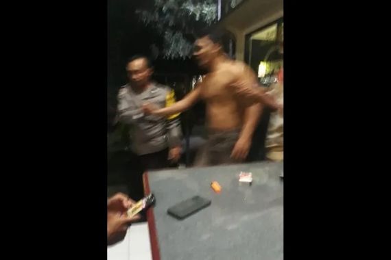 Pemuda Penganiaya Bocah Melawan saat Diamuk Massa, Jadinya Kayak Begini, Lihat - JPNN.COM