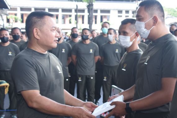 Ada Susu Serdadu dari Jenderal Dudung untuk Prajurit TNI AD - JPNN.COM