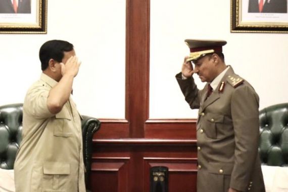 Prabowo Sambut Pejabat Ini di Kantor Kemenhan, Lalu Beri Hormat - JPNN.COM