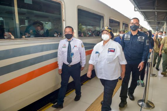 Menteri Siti Tinjau Stasiun Senen untuk Pastikan Pengelolaan Sampah Sesuai Standar - JPNN.COM