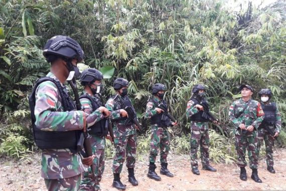 Pasukan TNI Memperketat Jalan Tikus di Perbatasan RI - Malaysia - JPNN.COM