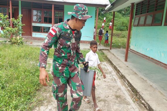 TNI Ajak Murid Bergotong Royong Bersihkan Lingkungan Sekolah - JPNN.COM