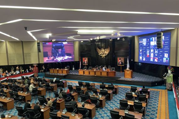 M Taufik Pimpin Rapat Paripurna Penggantian Dirinya, Anggota DPRD Beri Tepuk Tangan - JPNN.COM