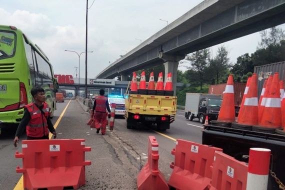 Lalin Cair, Contraflow Tol Japek Dihentikan-Jalan Layang MBZ Dibuka Lagi - JPNN.COM