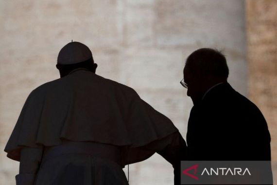 Hampir Tak Bisa Berdiri, Paus Fransiskus Masih Mengutuk Invasi Rusia - JPNN.COM