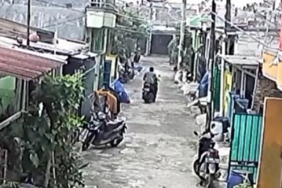 Viral, Pemulung Leluasa Mencuri Motor Warga di Bekasi, Oh Ternyata - JPNN.COM