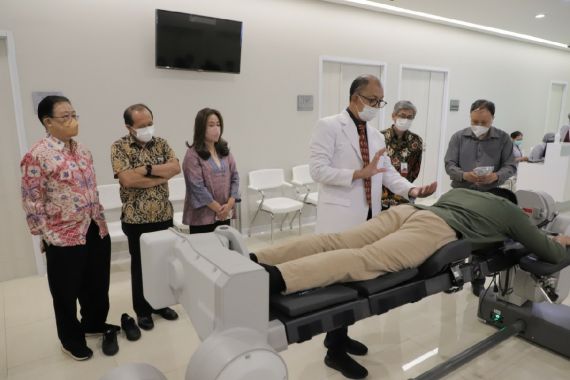 Robot Operasi Tulang Belakang Pertama di ASEAN Ada di Indonesia - JPNN.COM