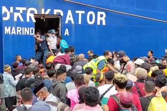 Pemudik di Pelabuhan Samarinda Membeludak, KSOP Kerahkan Kapal Tambahan - JPNN.COM
