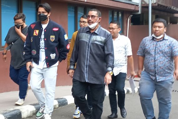 Tiba di Bareskrim Polri, Billy Syahputra Tampil Keren - JPNN.COM