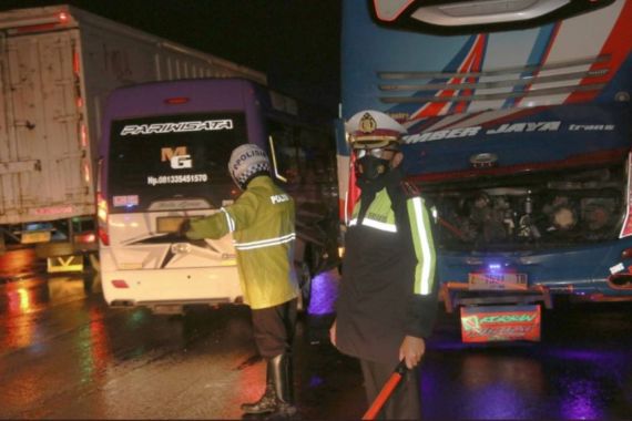 3 Bus & 1 Mobil Terlibat Kecelakaan di Tol Jakarta-Cikampek - JPNN.COM