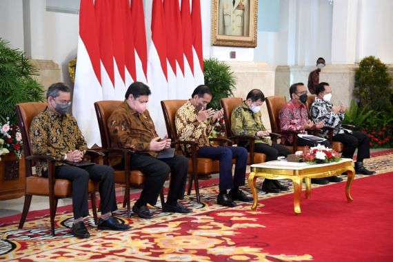 Di Hadapan Airlangga hingga Tito, Jokowi Minta Waspada, Mereka Berdoa - JPNN.COM