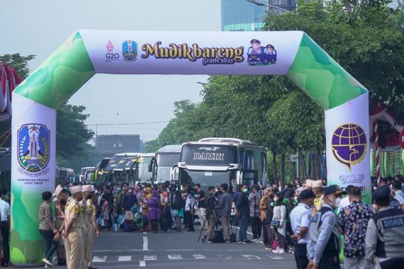 Khofifah Berangkatkan 3.650 Orang Rombongan Mudik Bareng Gratis Menuju 15 Daerah di Jatim - JPNN.COM