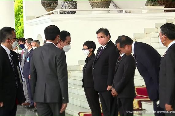 Di Hadapan Jokowi, Menteri Ini Buka Masker Lalu Menunduk Banget kepada PM Jepang - JPNN.COM