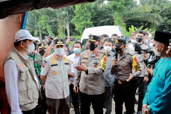 Kunjungi Pos Perbatasan Sumut, Syamsuar dan Irjen Iqbal Tak Ingin Personel Sepelekan Pemudik - JPNN.COM