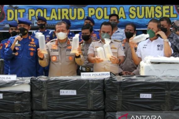 Penyelundupan Ratusan Ribu Ekor Benur Digagalkan, Lihat Barang Bukti yang Disita Polisi - JPNN.COM