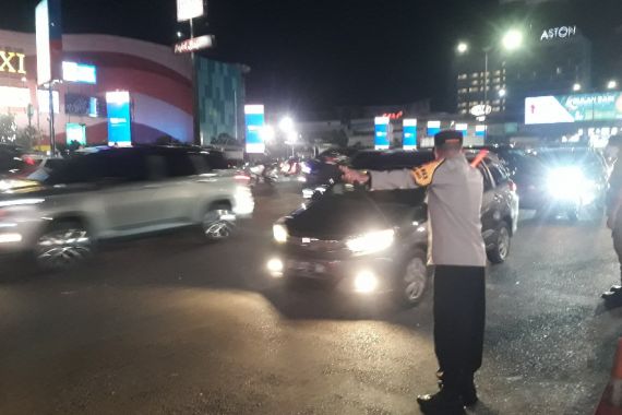 Jumat Malam, Puluhan Ribu Pemudik Melintasi Kota Bekasi, Kombes Hengki Turun Tangan - JPNN.COM