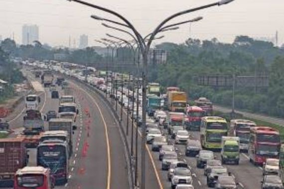 Pukul 13.09, Tol Jakarta-Cikampek Macet 22 Kilometer, Ini Penyebabnya - JPNN.COM