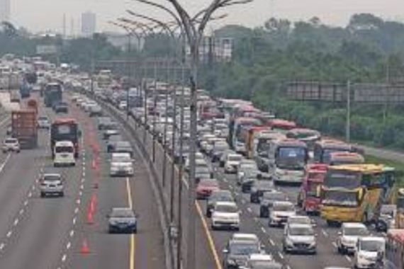 Kondisi Terkini Tol Jakarta-Cikampek Pukul 11.30 WIB: Macet 26 Kilometer - JPNN.COM