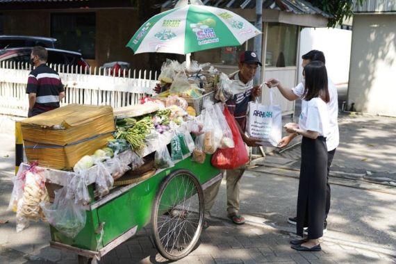 Milenial Peruri Membagikan Paket Sembako Bagi Pemulung, Tukang Parkir - JPNN.COM