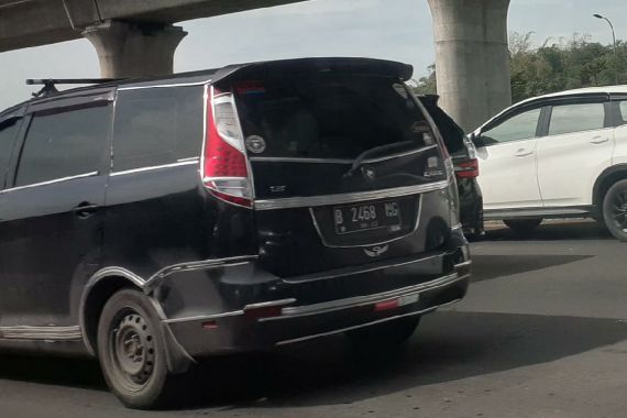 Lihat Tuh Ada Mobil Berpelat Genap di Tol Jakarta-Cikampek, Katanya Hari Ini Giliran Ganjil? - JPNN.COM
