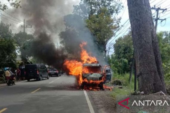 Detik-Detik Mobil Pemudik Asal Surabaya Terbakar di Sampang, Ya Tuhan - JPNN.COM