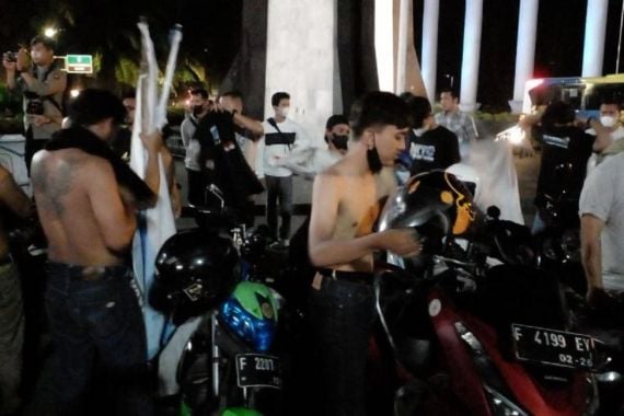 Polisi Menangkap 70 Pemuda Pembawa Bendera XTC, Heboh di Tugu Kujang - JPNN.COM