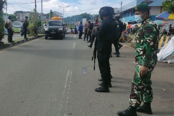 TNI dan Polri Kompak Menjaga Kamtibmas Papua Barat Jelang Lebaran - JPNN.COM