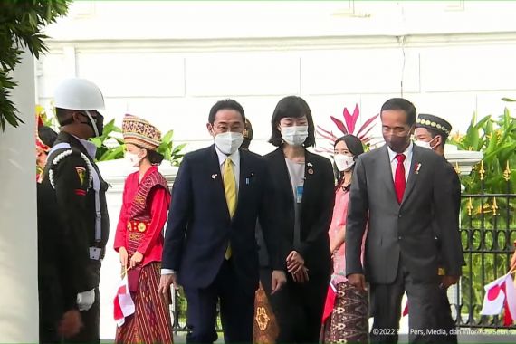 Lihat, Jokowi Sambut PM Jepang, Paspampres Rapi Banget - JPNN.COM