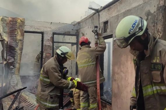 Rumah di Komplek Polri Terbakar, Kerugian Mencapai Ratusan Juta Rupiah - JPNN.COM