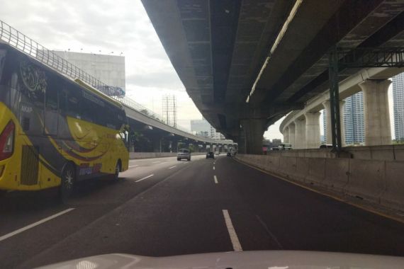 Wow, Jumat Pagi Tol Jakarta-Cikampek Lancar, Bro - JPNN.COM