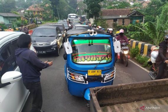 Satu Keluarga dari Jakarta Mudik ke Tasikmalaya Menggunakan Bajaj, Sudah Biasa Hadapi Kemacetan - JPNN.COM