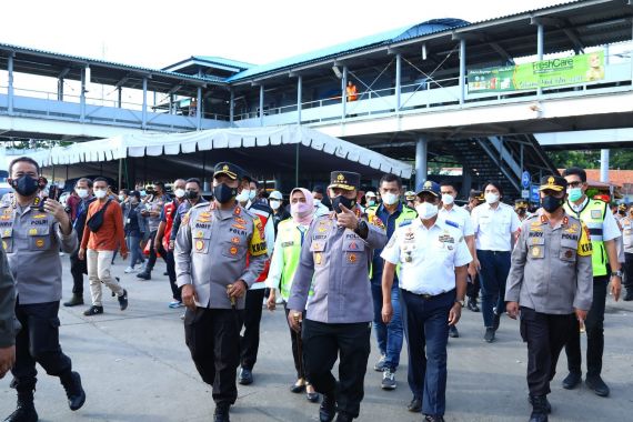 Kapolri Tinjau Pelabuhan Merak, Lihat Jenderal yang Mendampingi - JPNN.COM