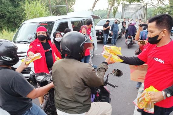 Laskar Ngawi & Agung Intiland Berbagi Minyak Goreng - JPNN.COM