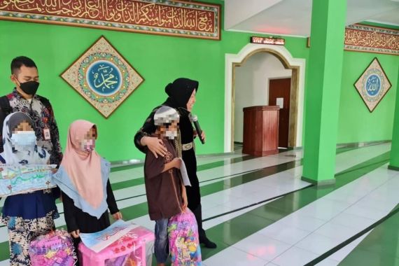 Jadi Motivator, Mensos Risma Beri Wejangan ke Ratusan Anak-anak Peserta Pesantren Kilat - JPNN.COM