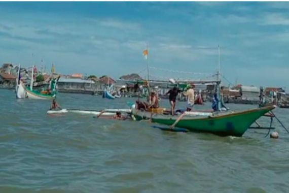 Prajurit TNI AL Mengevakuasi Perahu Nelayan yang Tenggelam - JPNN.COM