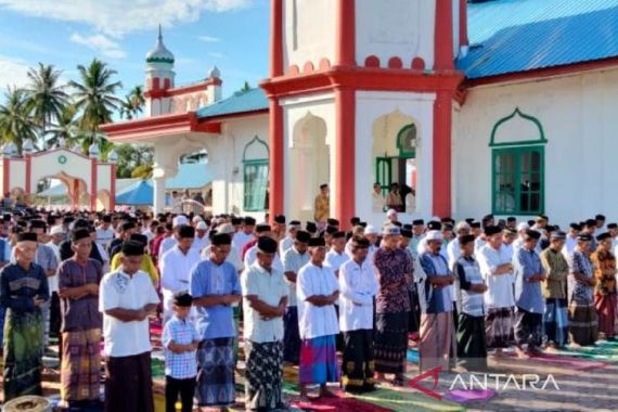 Sudah Ada yang Menggelar Salat Id Sambut Idulfitri, Jumlahnya Ribuan Jemaah - JPNN.COM