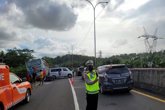 Sopir Bus Kurang Konsentrasi di Tol Merak, di Depan Macet, Braakk! - JPNN.COM