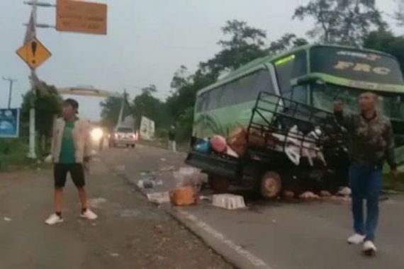 Kecelakaan Maut Bus Family Raya Ceria vs Pikap, Empat Tewas, Begini Kondisinya - JPNN.COM