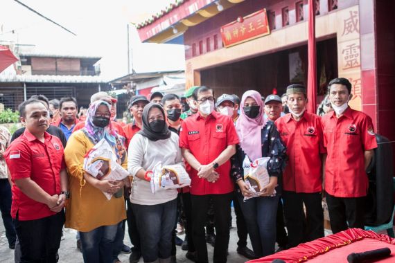 Beras Mbak Puan Sampai ke Tangan Warga Medan, Yasonna: PDIP Bersama Masyarakat - JPNN.COM