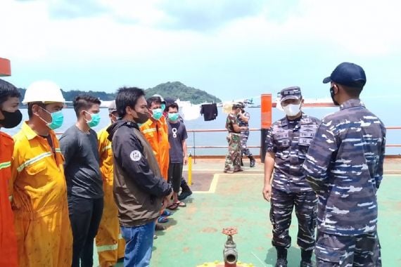 KRI Mandau 621 Amankan Kapal Bermuatan 4.100 Ton CPO di Selat Makassar - JPNN.COM