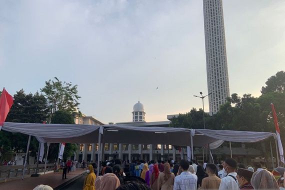 Masjid Istiqlal Penuh, Warga Sudah Berdatangan Sebelum Subuh - JPNN.COM