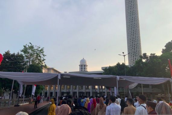 Masjid Istiqlal Penuh Sesak Saat Pelaksanaan Salat Id, Ada Wapres Kiai Maruf Amin - JPNN.COM