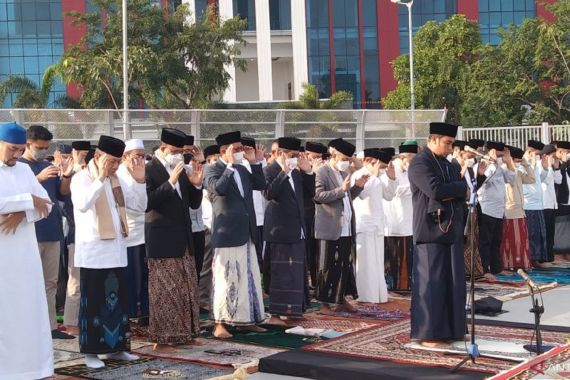 Anies Terlihat Gagah Saat Salat Id, Kenakan Jas Hitam Plus Sarung Batik - JPNN.COM